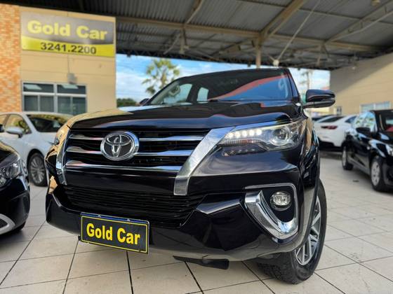 TOYOTA HILUX SW4 2.8 SRX 4X4 7 LUGARES 16V TURBO INTERCOOLER DIESEL 4P AUTOMÁTICO TOYOTA HILUX SW4 2.8 SRX 4X4 7 LUGARES 16V TURBO INTERCOOLER DIESEL 4P AUTOMÁTICO